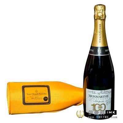 18 Montmartre champagne. PNG